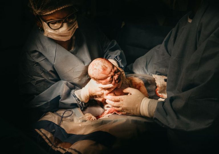 Εξωσωματική γονιμοποίηση: «Η νομοθεσία εκσυγχρονίζεται, αλλά ο κίνδυνος υπογονιμότητας παραμένει» | tovima.gr