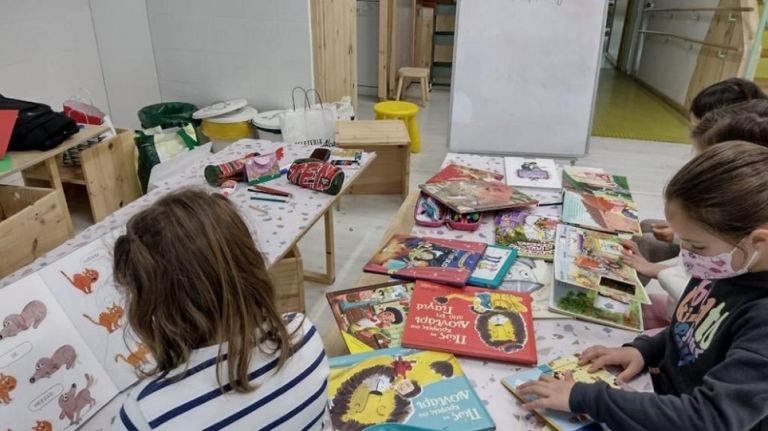 Το Μαξίμου έστειλε δεκάδες βιβλία σε παιδιά στη Μαδρίτη για την εκμάθηση ελληνικών | tovima.gr