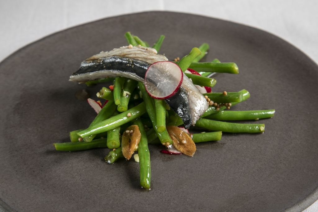 Ημίπαστο σκουμπρί με πικάντικη σαλάτα