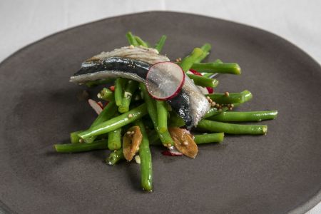 Ημίπαστο σκουμπρί με πικάντικη σαλάτα