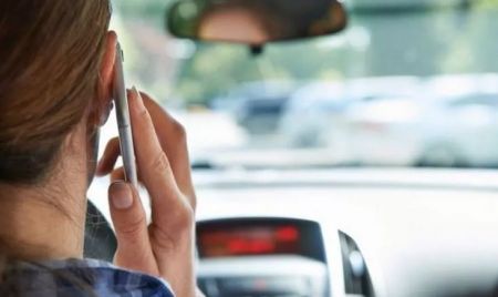 «Μάστιγα» τα κινητά εν ώρα οδήγησης: Από τις σημαντικές παραβάσεις των Ελλήνων οδηγών
