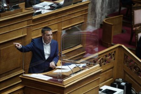Τσίπρας: Αίτημα για διακοπή θερινών διακοπών της Βουλής και προ ημερησίας συζήτηση
