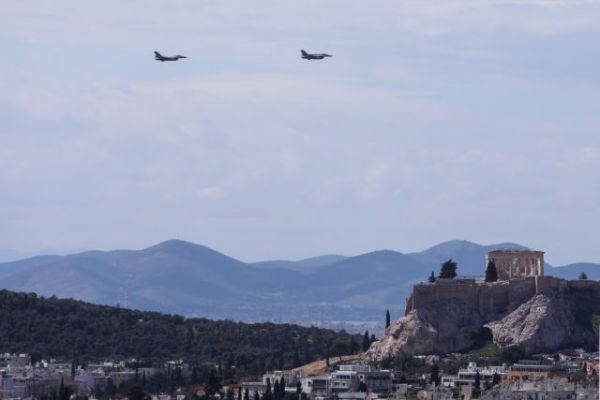 Άσκηση Tiger Meet: Συμβολική πτήση μαχητικών αεροσκαφών και ελικοπτέρων πάνω από την Ακρόπολη | tovima.gr