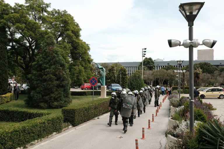 Τμήμα Γεωλογίας ΑΠΘ: Αναστολή μαθημάτων όσο υπάρχει αστυνομία στα κτίρια της ΣΘΕ | tovima.gr