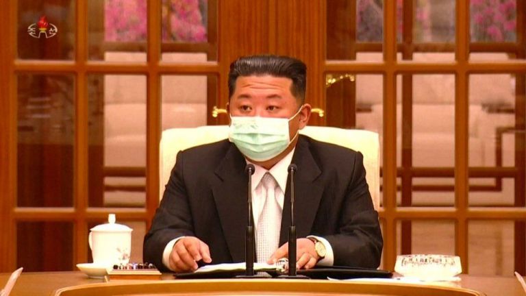 Βόρεια Κορέα: Με μάσκα για πρώτη φορά ο Κιμ Γιονγκ Ουν | tovima.gr
