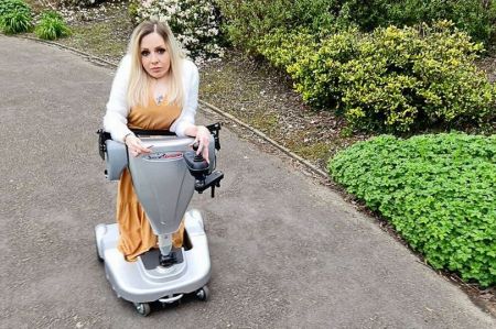 Τραγικό: Δεν έχει καθίσει 30 χρόνια λόγω σπάνιας πάθησης