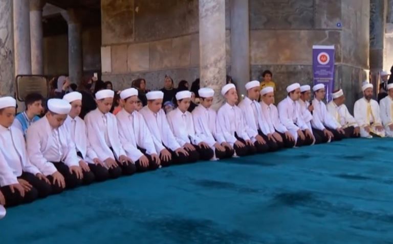 Τουρκία: Δεκάδες μαθητές απήγγειλαν το Κοράνι μέσα στην Αγία Σοφία | tovima.gr