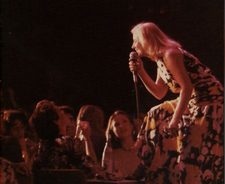 Βίκυ Μοσχολιού: H φωνή που καθόρισε την εξέλιξη του ελληνικού τραγουδιού