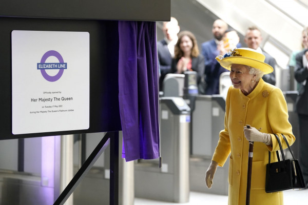 Βασίλισσα Ελισάβετ: Αιφνιδιαστική επίσκεψη στο Μετρό του Λονδίνου