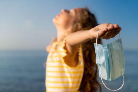 Επιτροπή: Πράσινο φως στην κατάργηση της μάσκας – Σε ποιους χώρους την πετάμε