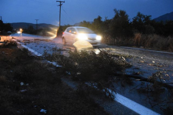 Κακοκαιρία: Εγκλωβισμένοι οδηγοί στη Λεωφόρο Σταμάτας | tovima.gr