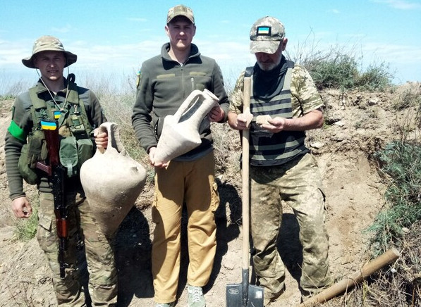 Οδησσός: Ουκρανοί στρατιώτες βρήκαν αρχαιοελληνικούς αμφορείς ενώ έσκαβαν για χαρακώματα