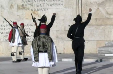 Συγκίνηση στον Άγνωστο Στρατιώτη με εύζωνες που φορούν την ποντιακή στολή