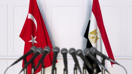 Αίγυπτος: Πρώτη επίσκεψη τούρκου υπουργού μετά από εννέα χρόνια εντάσεων – Η πορεία εξομάλυνσης