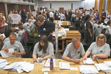 Ακρίβεια και partygate πληγώνουν τον Τζόνσον