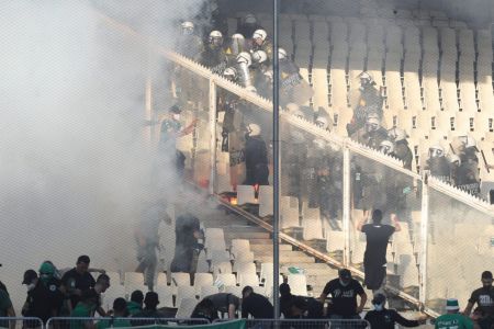 Ο τελικός της ντροπής στο ΟΑΚΑ με ξύλο, δακρυγόνα και εικόνες χάους