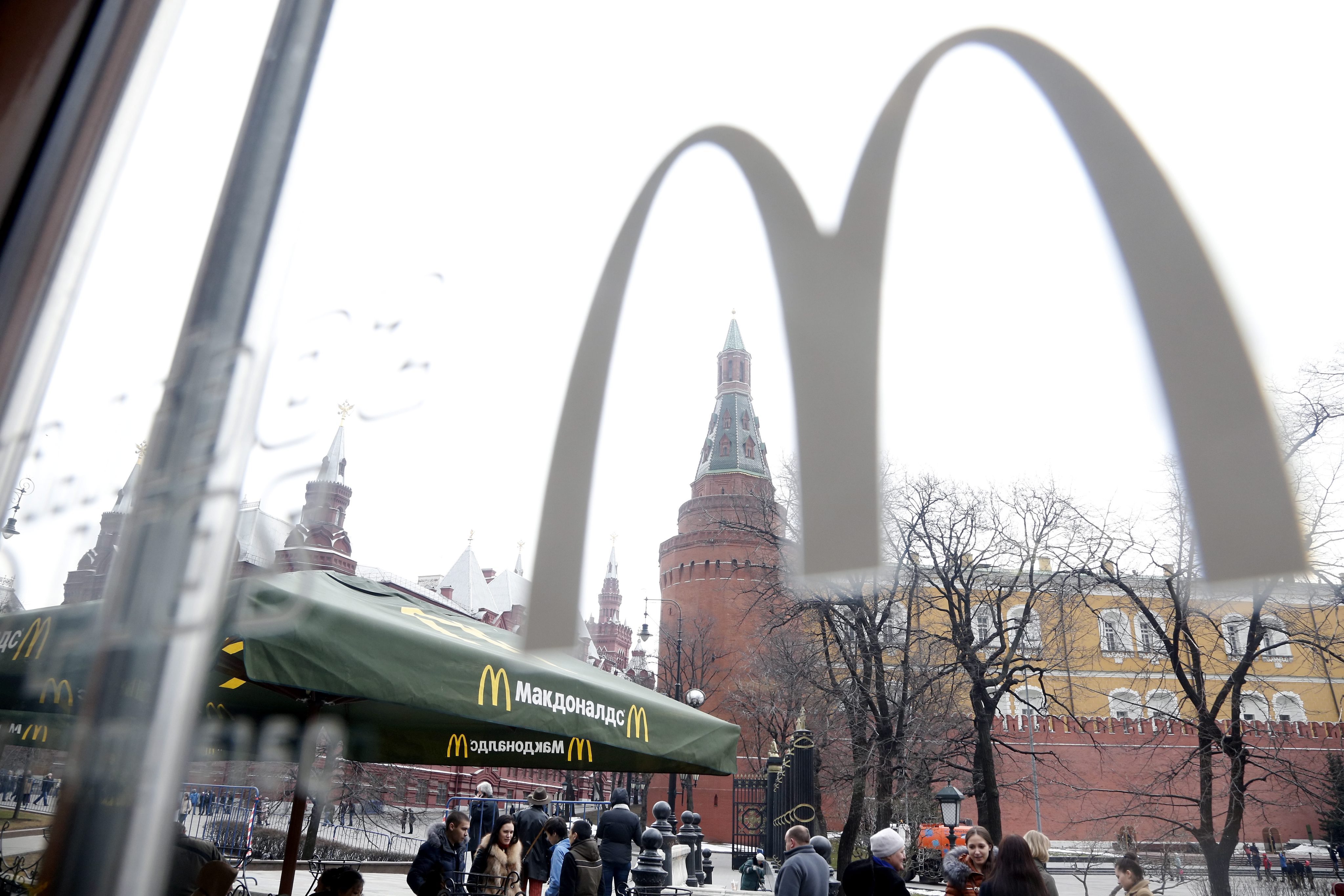 Ρωσία: Τέλος εποχής για τα McDonald’s στη Μόσχα – Εργάτες απομακρύνουν τις «Χρυσές Αψίδες»