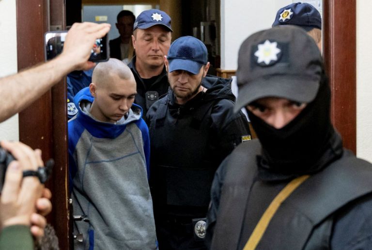 Πόλεμος στην Ουκρανία: Ισόβια στον Ρώσο στρατιώτη που δικάστηκε για εγκλήματα πολέμου | tovima.gr