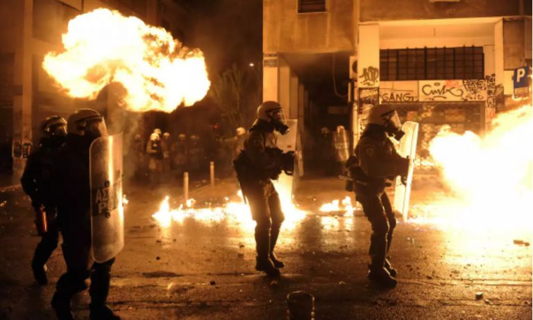 Εξάρχεια: Καταδρομική επίθεση με μολότοφ κατά των ΜΑΤ στη Χαρ. Τρικούπη – Κάηκαν 3 ΙΧ | tovima.gr