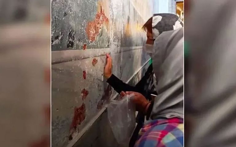 Αγία Σοφία: Νέοι βανδαλισμοί – Ξύνουν τους τοίχους για να πάρουν… ενθύμια | tovima.gr