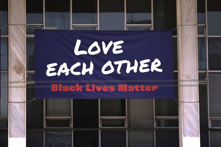 Τζορτζ Φλόιντ: To Black Lives Matter στην πρόσοψη της αμερικανικής πρεσβείας | tovima.gr