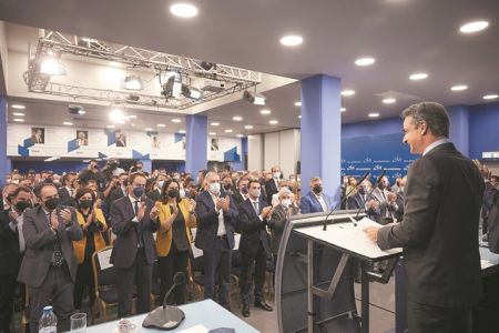 Στρατηγική εγρήγορσηςμε το βλέμμα στις κάλπες