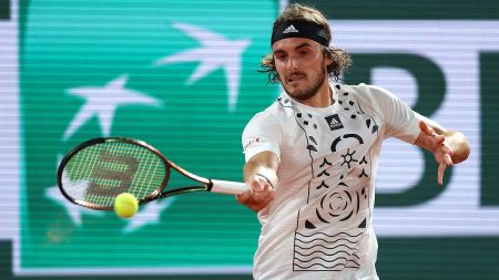 Τσιτσιπάς: Μαχητής, νικητής και στον τρίτο γύρο του Ρολάν Γκαρός