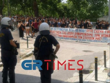 ΑΠΘ: Νέα συγκέντρωση φοιτητών υπό το βλέμμα των ΜΑΤ – Σε ετοιμότητα ο Αίαντας