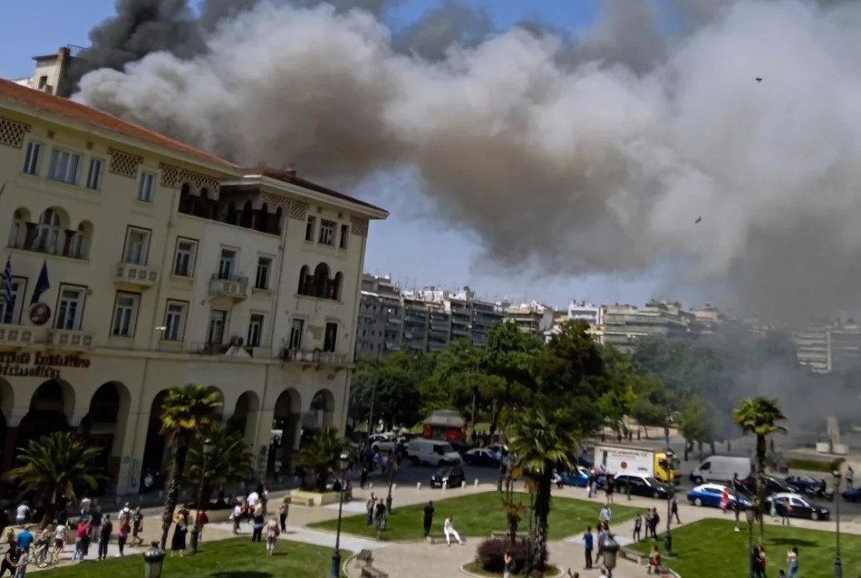 Θεσσαλονίκη: Μεγάλη φωτιά στο Βιοτεχνικό Επιμελητήριο