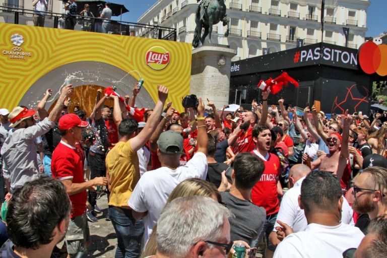 «Τρέλα» από τους οπαδούς της Λίβερπουλ: Ντύνουν στα κόκκινα το Παρίσι | tovima.gr