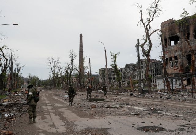 Πόλεμος στην Ουκρανία: Μακρόν και Σολτς ζήτησαν από τον Πούτιν την απελευθέρωση 2.500 μαχητών του Aζοφστάλ