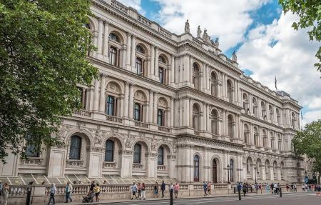 Βρετανία: «Απαράδεκτη» λέει το Φόρειν Όφις η κατάληψη των δύο ελληνικών πλοίων στα Στενά του Ορμούζ