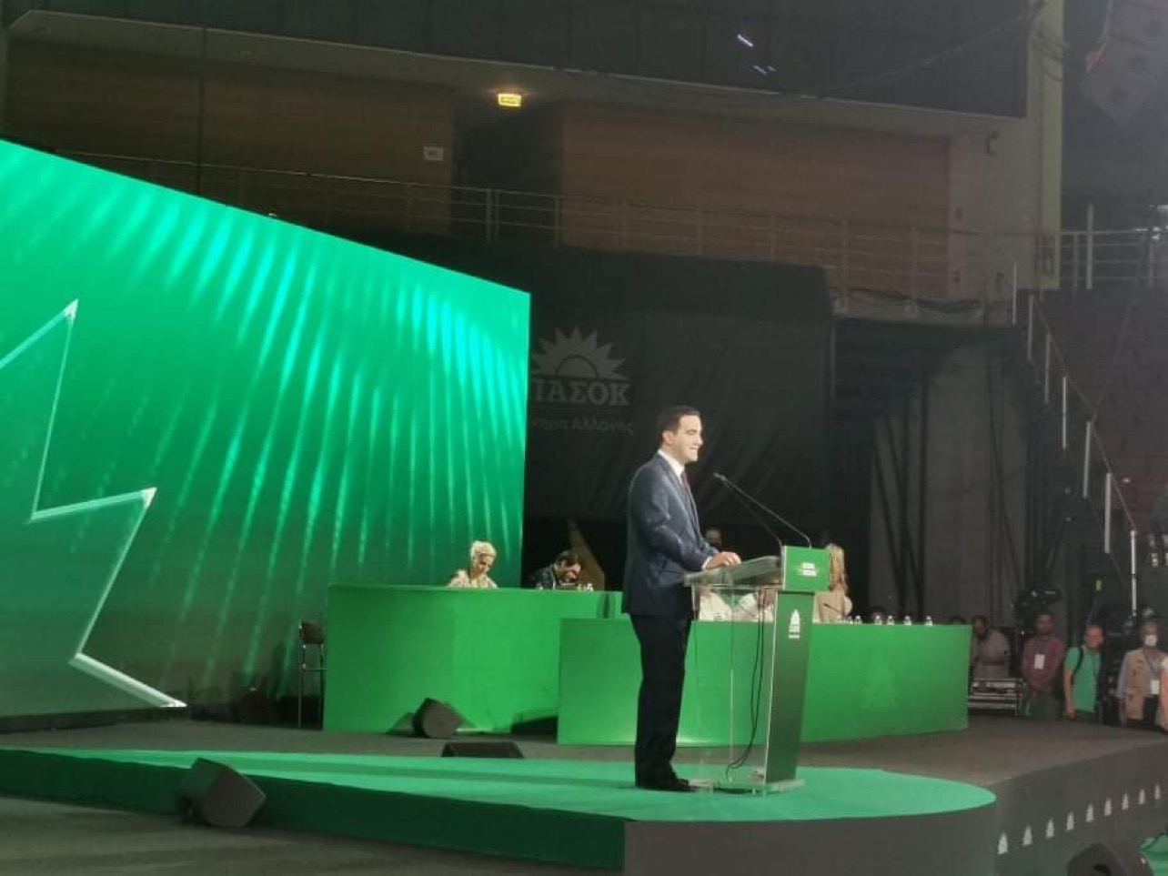 Για την επιστροφή της πολιτικής