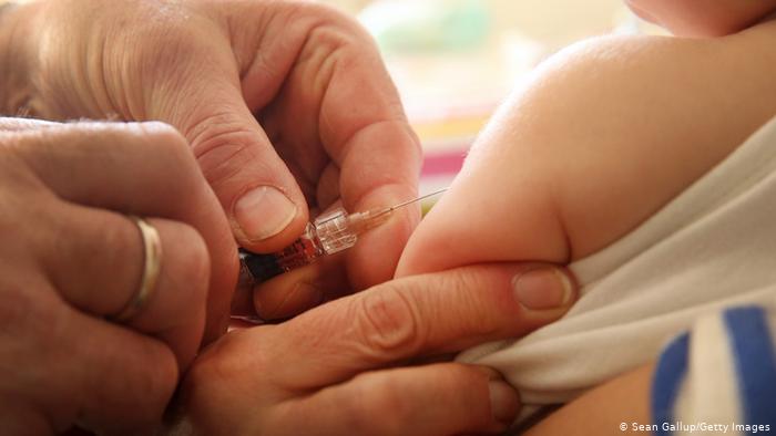 Πόσα και ποια εμβόλια πρέπει να κάνουμε από την παιδική μας ηλικία