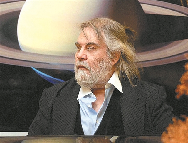 Βαγγέλης ΠαπαθανασίουΑπό την ΑγριάΒόλουστο Διάστημα