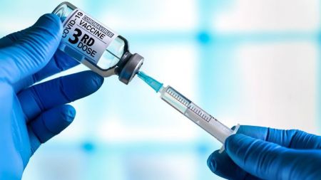 Κορωνοϊός: «Τον Σεπτέμβριο πιθανόν να κάνουμε όλοι το νέο εξελιγμένο εμβόλιο» λέει ο υπουργός Υγείας