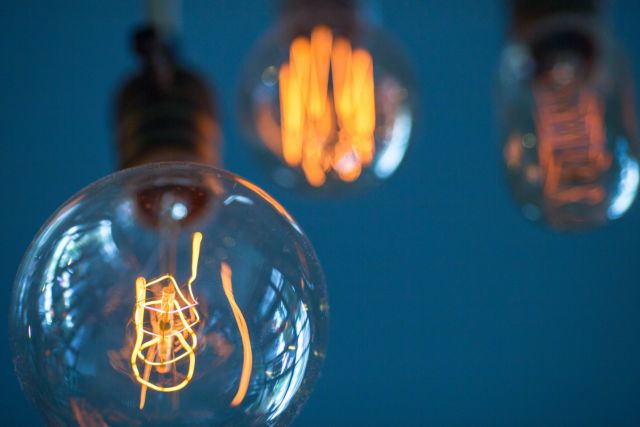 ΕΚΠΟΙΖΩ: Ποιους περιλαμβάνει η προσωρινή διαταγή για τη μη διακοπή ρεύματος