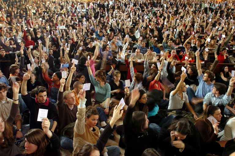 Ανεργία και «φτώχεια στην εργασία»: Οι δύο… συμπληγάδες για τους νέους της χώρας