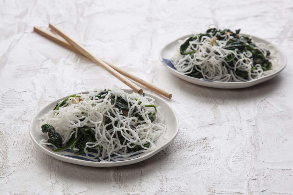 Νουντλς με σπανάκι και σκόρδο