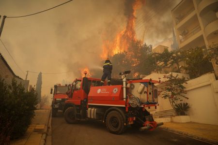 Fearful night for residents of Vari, Voula after raging fire causes major damage