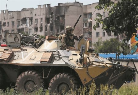 Κερδίζει έδαφος στο Ντονμπάς, ποντάρει σε διάσπαση της Δύσης