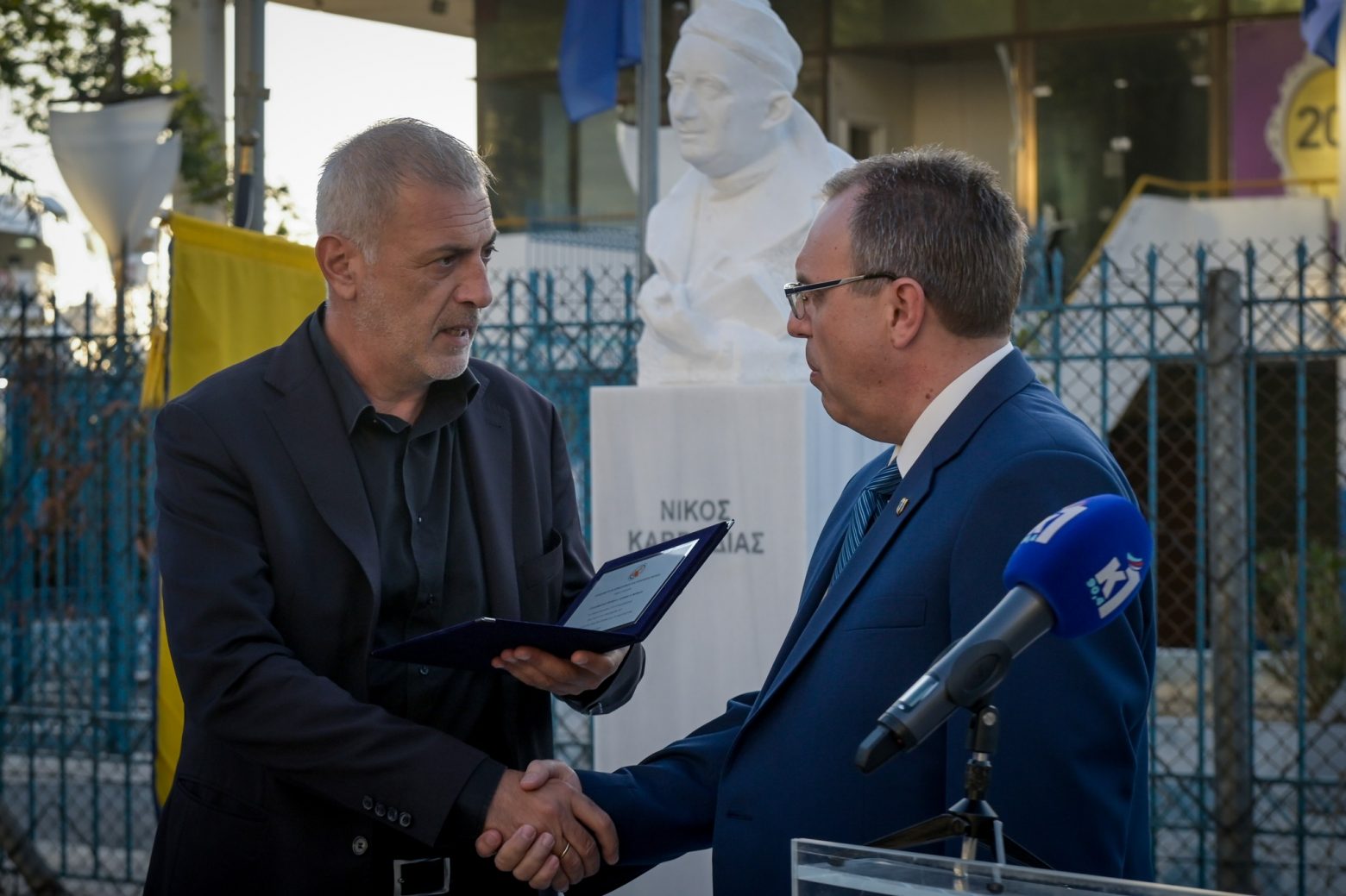 Η προτομή του ποιητή της θάλασσας Νίκου Καββαδία κοσμεί τον Πειραιά