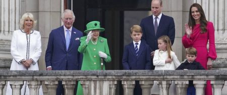 Η βασίλισσα Ελισάβετ αν και αδιάθετη εμφανίστηκε στο Μπάκινχαμ