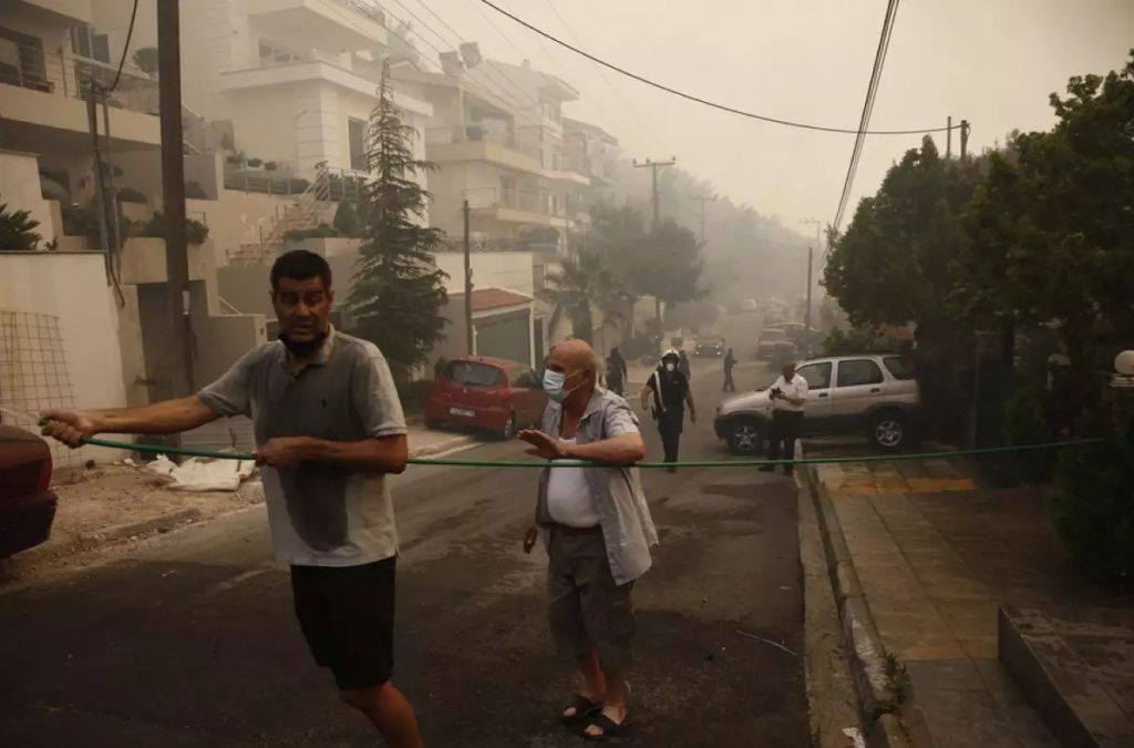 Φωτιά σε Βούλα και Βάρη: Ο Δημήτρης Καζάζης πάλεψε για να σώσει το σπίτι του