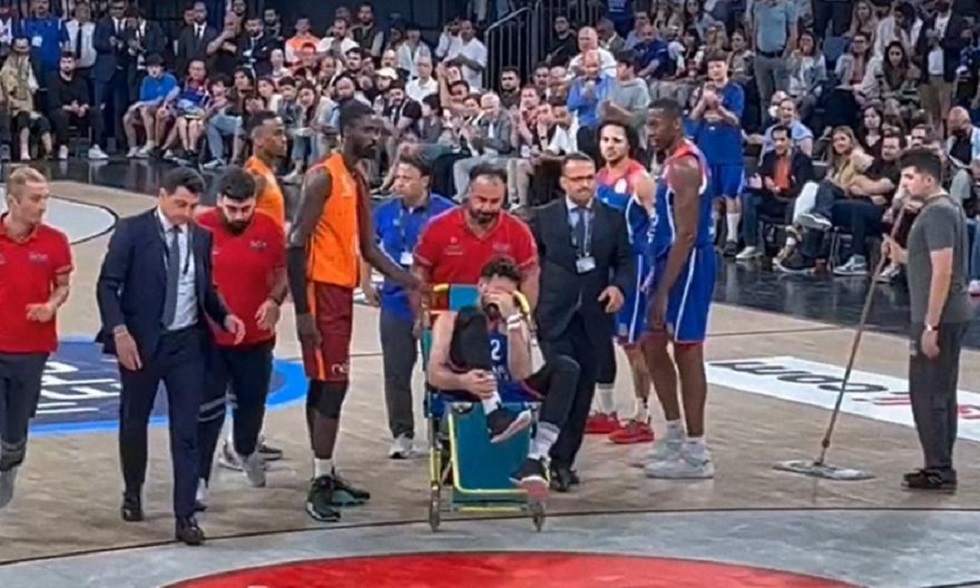 Μίτσιτς: Τραυματίστηκε σοβαρά και αποχώρησε με φορείο και με κλάματα! [vid]