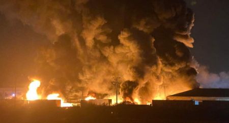 Μεγάλη φωτιά στον Ασπρόπυργο – Καίγονται πλαστικά σε προαύλιο εργοστασίου