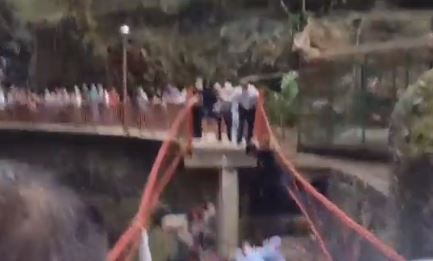 Μεξικό: Βίντεο με την κατάρρευση ξύλινης γέφυρας – 25 τραυματίες