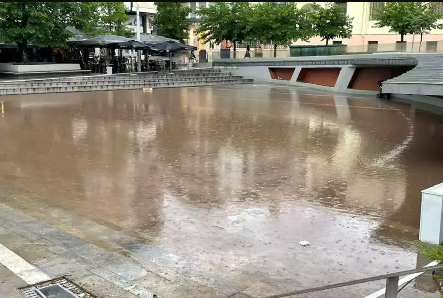 «Πισίνα» η κεντρική πλατεία Κοζάνης μετά από σφοδρή καταιγίδα