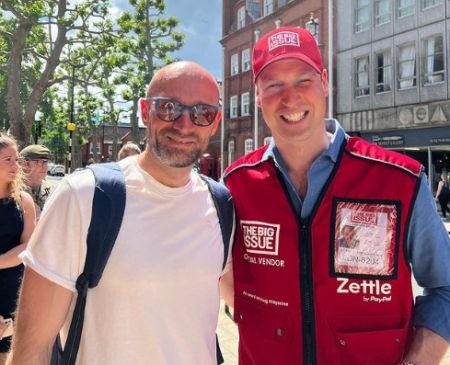 Ο πρίγκιπας Γουίλιαμ βγήκε στους δρόμους και πούλησε το περιοδικό των αστέγων