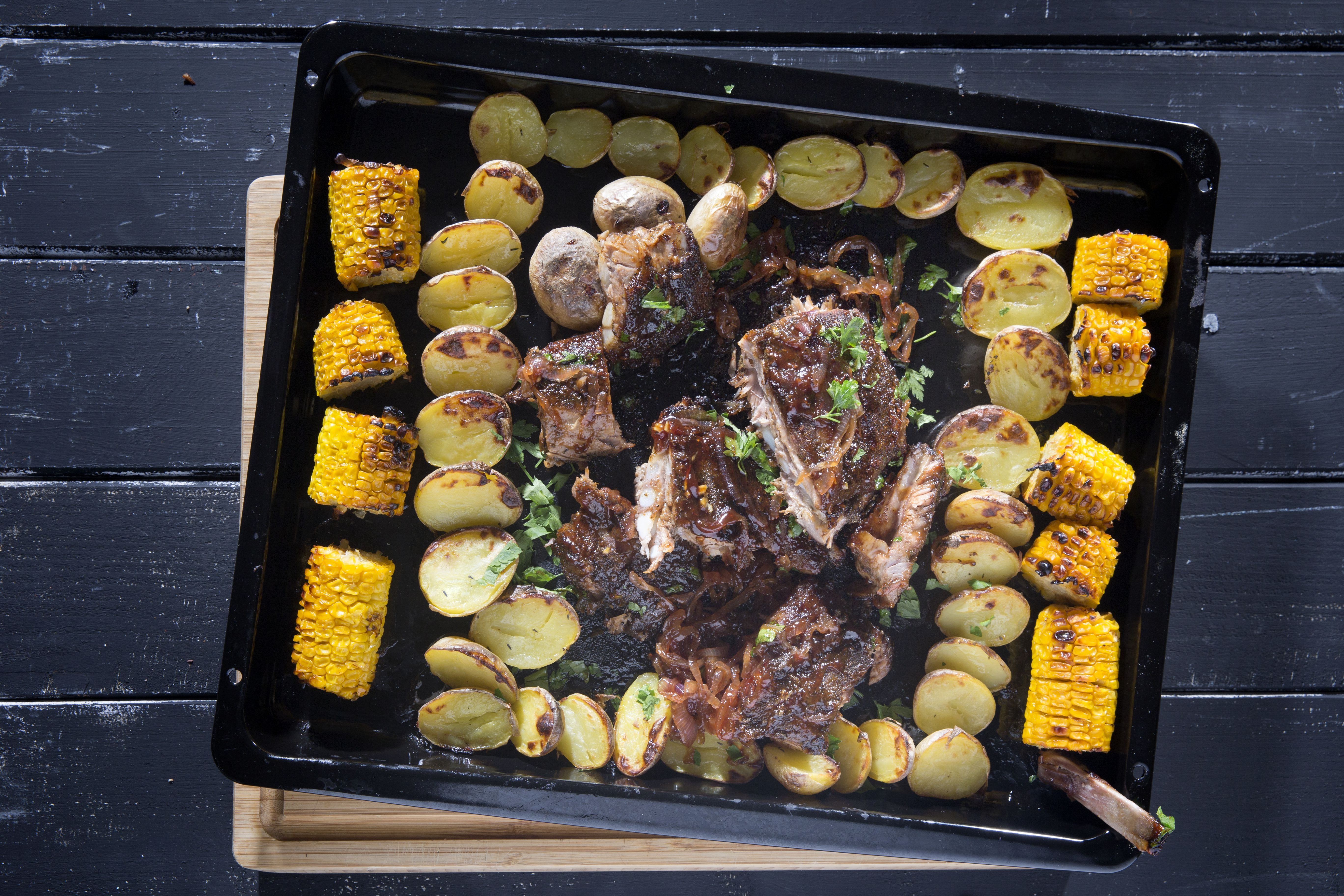 Χοιρινές στηθοπλευρές με baby πατάτες και ψητό καλαμπόκι